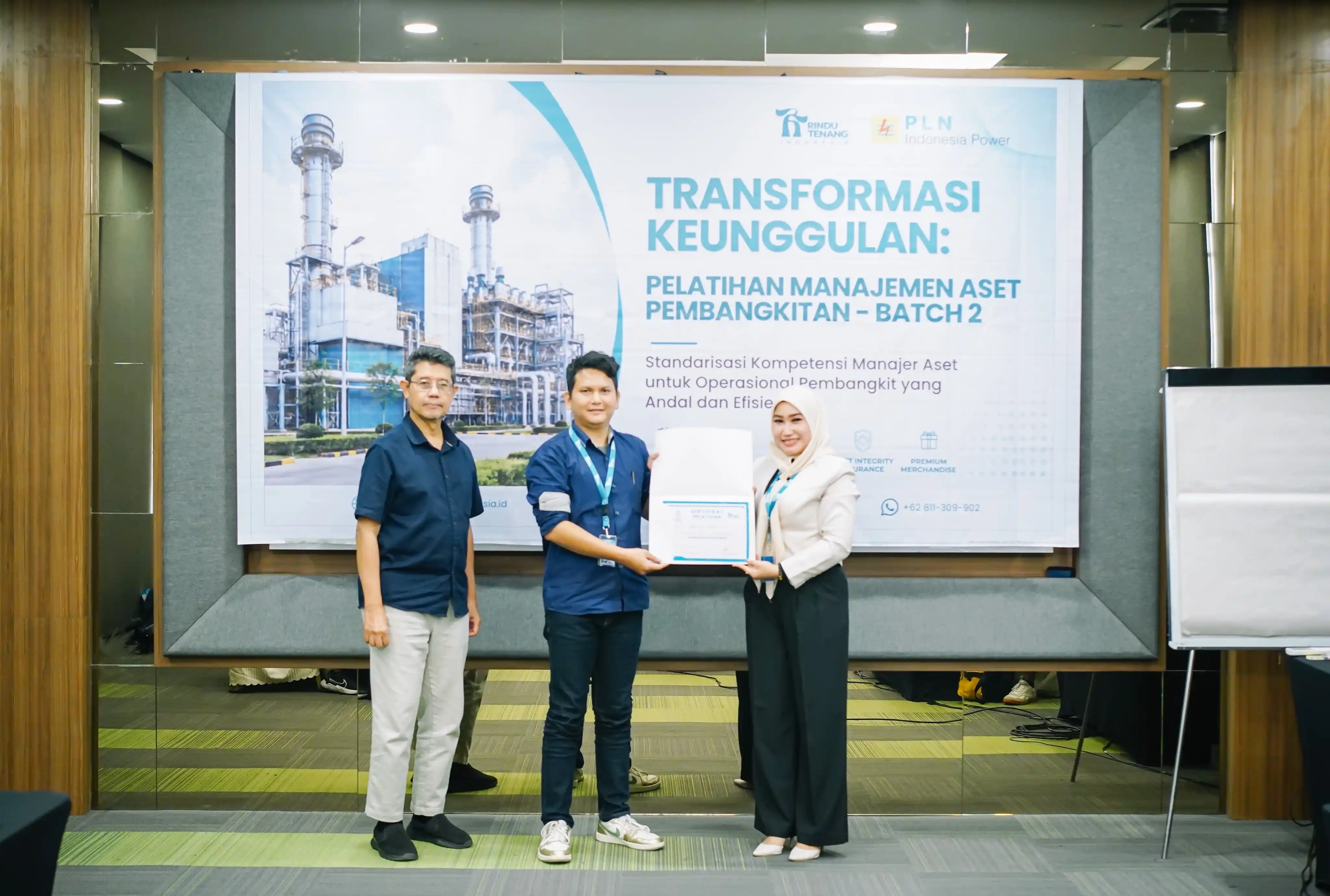 Penyerahan Sertifikat kepada Peserta Pelatihan Manajemen Aset Pembangkitan Batch 2